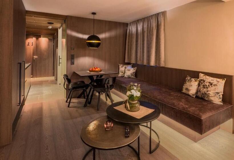 Студия Стандарт, Vier Studios & Restaurant