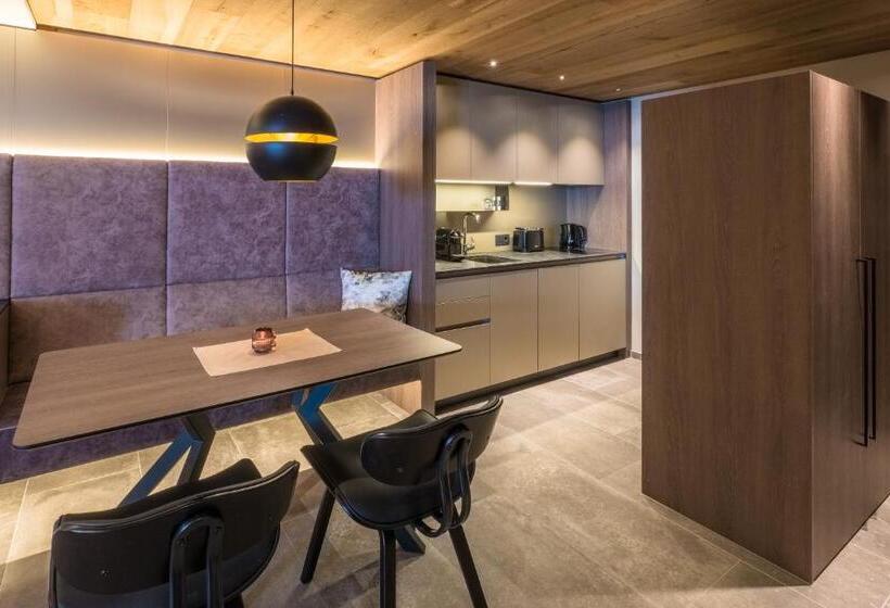 Студия Superior, Vier Studios & Restaurant