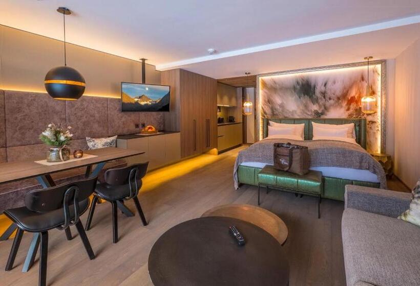 Студия Deluxe, Vier Studios & Restaurant