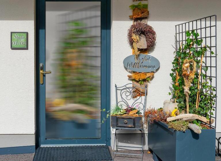 Студия Стандарт, Vier Studios & Restaurant