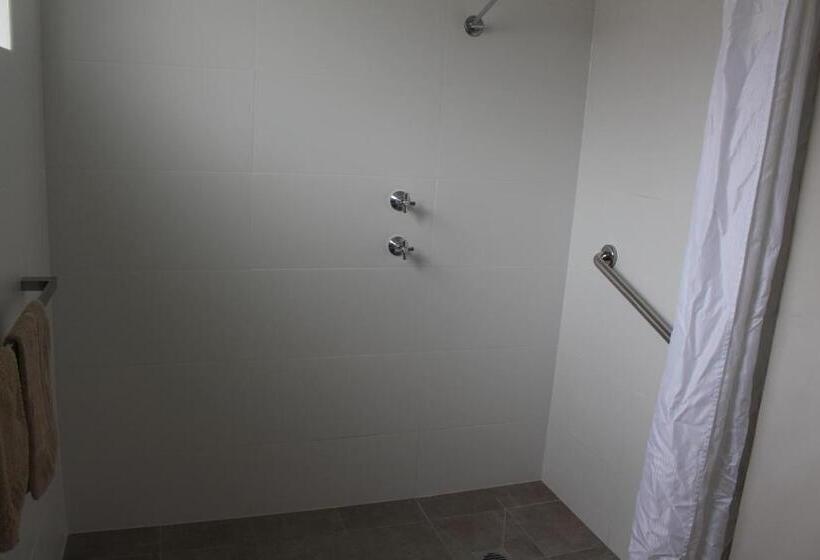 غرفة قياسية سرير ملكى لذوى الإحتياجات الخاصة, Centrepoint Motel