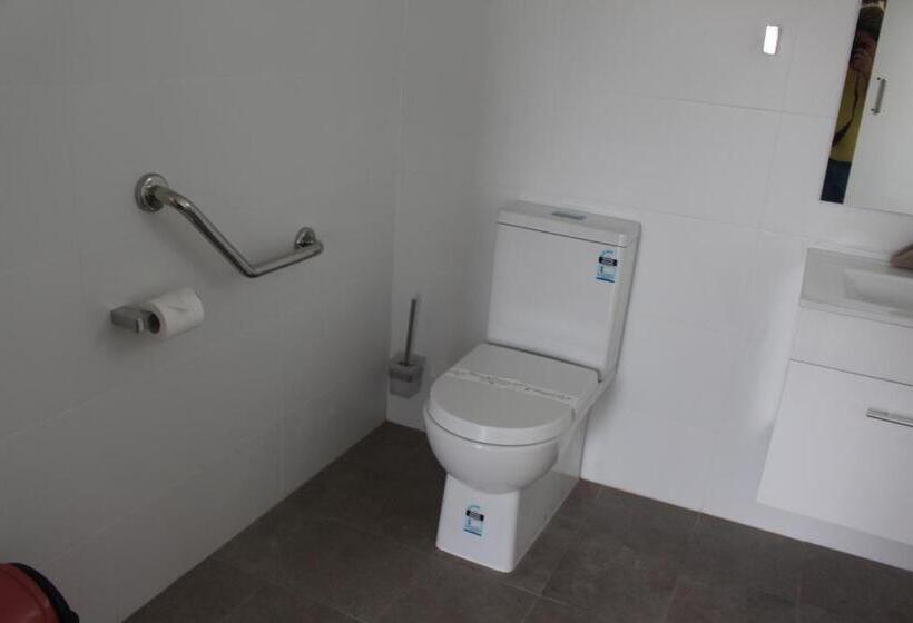 اتاق استاندارد با تخت دو نفره بزرگ برای معلولان, Centrepoint Motel