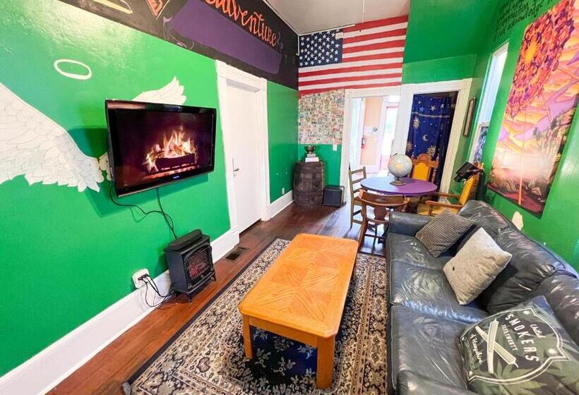 מיטה בחדר משותף, International Travelers House Downtown San Diego  Adults Only