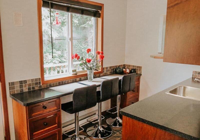 استودیوی استاندارد, Cobble Wood And Bird Sanctuary Guest Houses