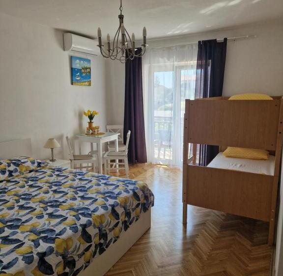 חדר סטנדרט לארבעה נוף לים, Guest House Lidus