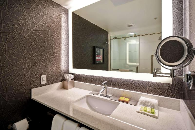 Люкс Кровать Кинг, Doubletree By Hilton Deadwood At Cadillac Jack's