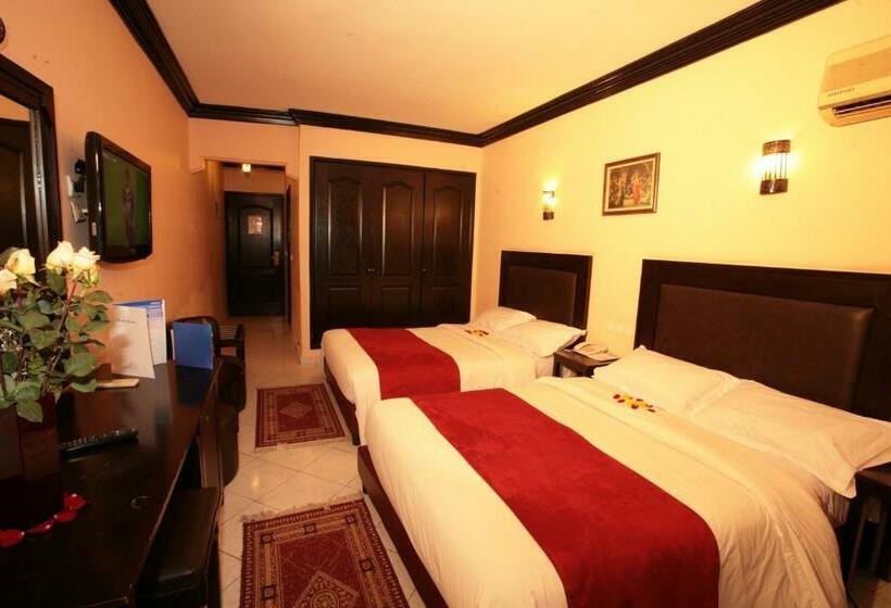اتاق استاندارد با چشم‌انداز استخر, Imperial Holiday