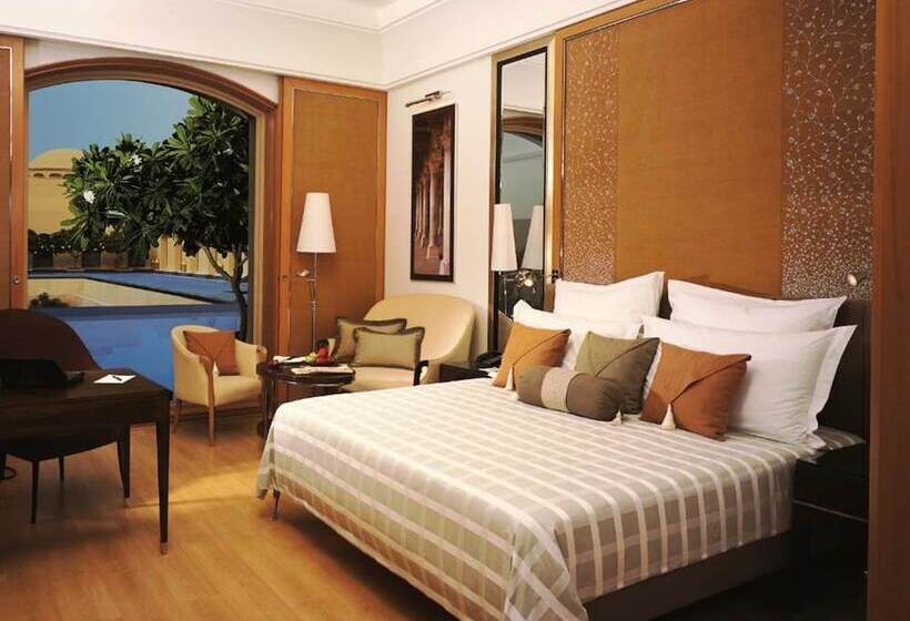 带泳池观景的豪华房, Trident Gurgaon