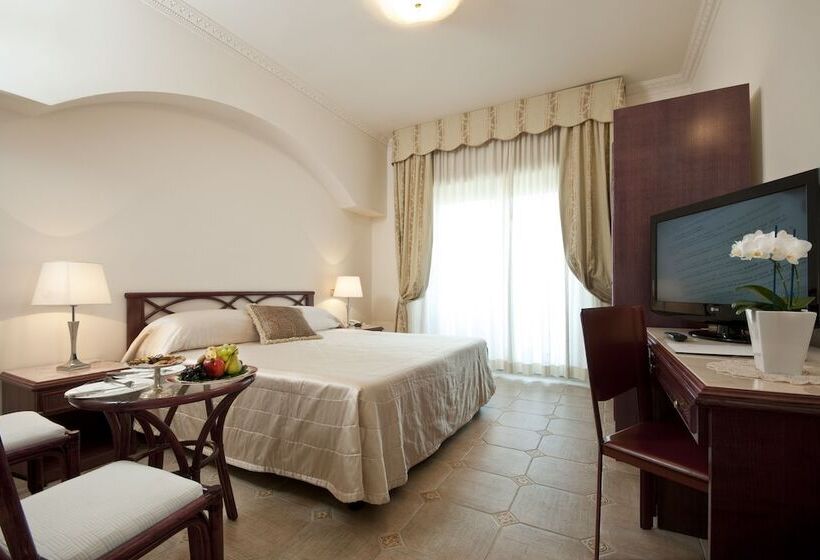 Трехместный Номер Классика, Grand Hotel Gallia