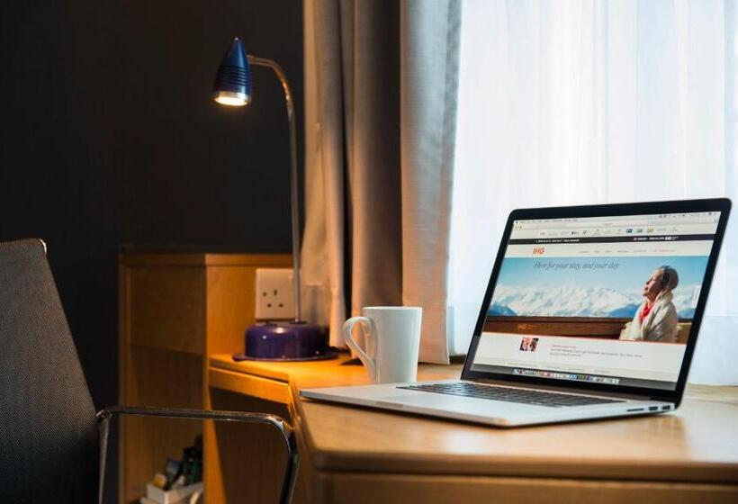 اتاق استاندارد برای معلولان, Holiday Inn Express Hemel Hempstead, An Ihg