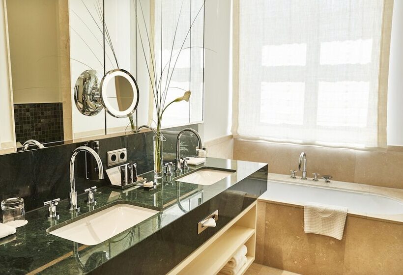 Номер Deluxe с Видом, Steigenberger Icon Grandhotel & Spa Petersberg