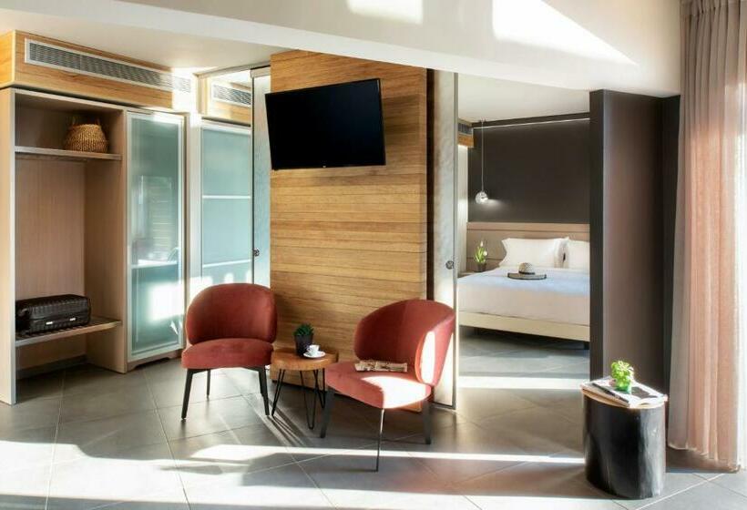 סוויטה עם בריכה, Blue Dolphin