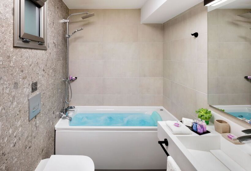 סוויטה משפחתית, Blue Dolphin