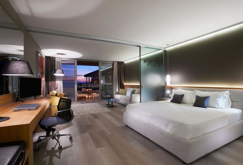 סוויטה, Blue Dolphin