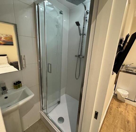 스탠다드 트리플 룸, Gallery Hyde Park Hostel