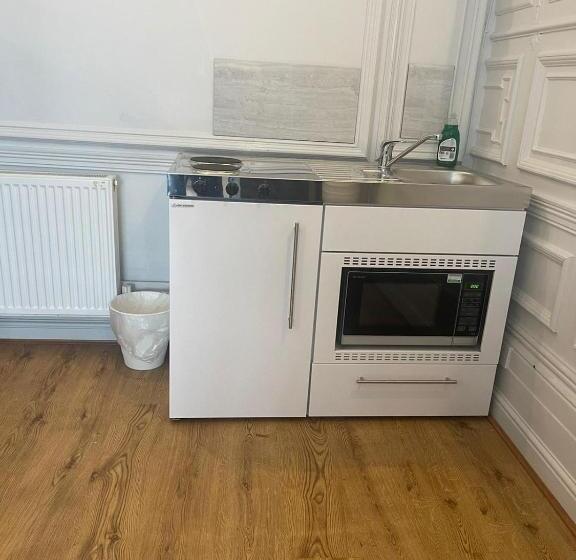 استودیوی سوپریور, Gallery Hyde Park Hostel