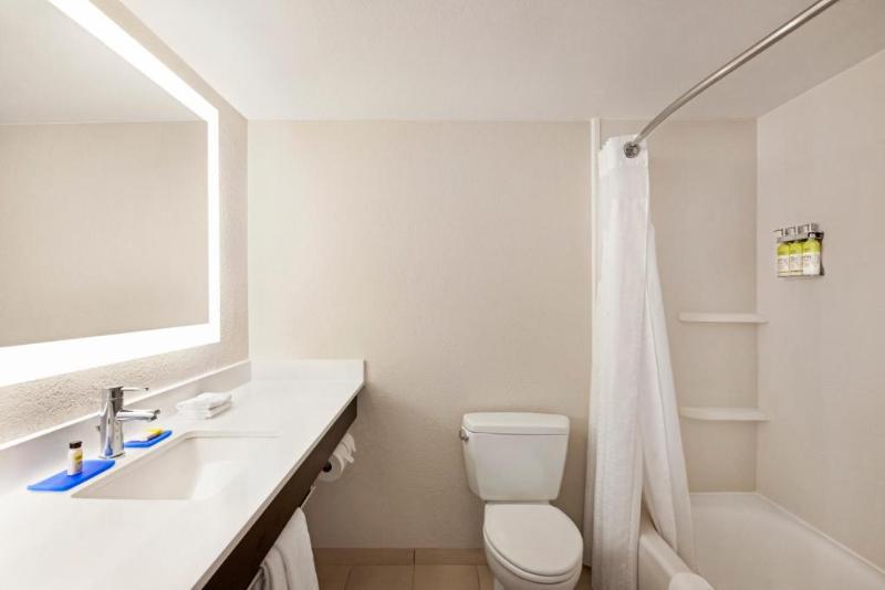 Номер Стандарт Кровать Кинг Адаптированный для Инвалидов, Holiday Inn Express & Suites Sarasota East, An Ihg