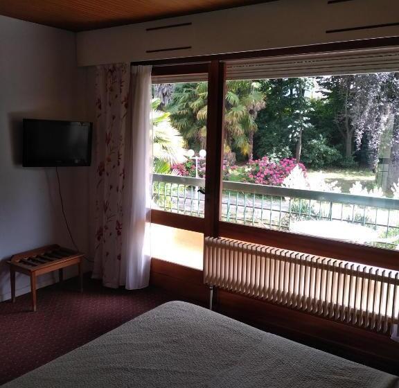 Номер Стандарт Трехместный, Hôtel Le Mas Fleuri