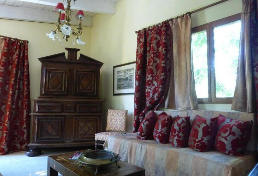 اتاق لوکس چهار تخته, Mas De La Chapelle