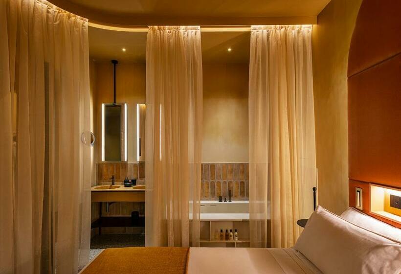 سوئیت با وان آب گرم, Enterprise Hotel Design & Boutique
