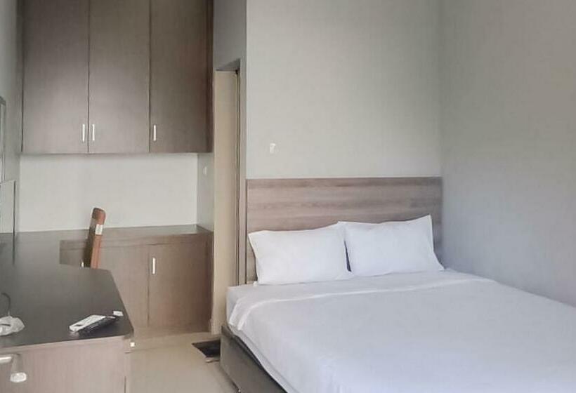 Номер Economy, Reddoorz Plus Syariah @ Tuparev Cirebon 3