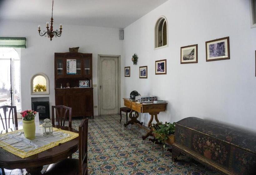 اتاق اکونومی, Villa Moschella