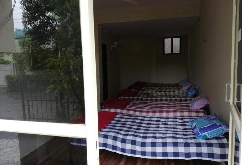 Кровать в Многоместном Номере с Общей Ванной, Mango Guest House