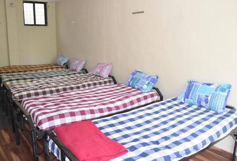 Кровать в Многоместном Номере с Общей Ванной, Mango Guest House