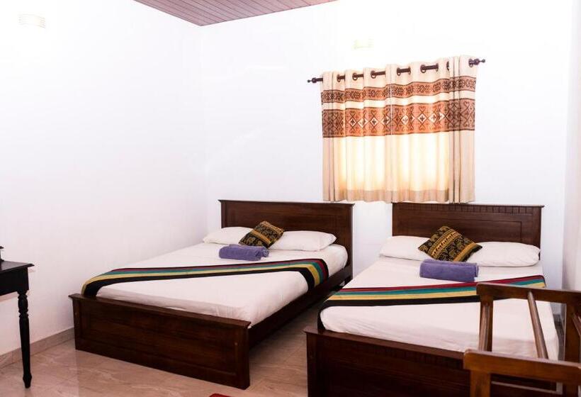 سوئیت خانوادگی اقتصادی, Kandy Riverside Villa