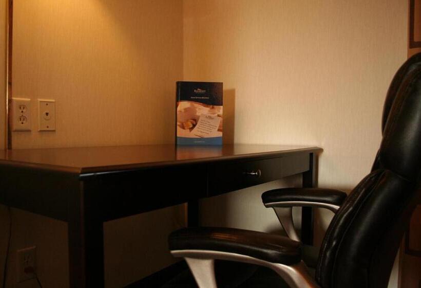 Номер Deluxe, Baymont By Wyndham Battle Creek Downtown