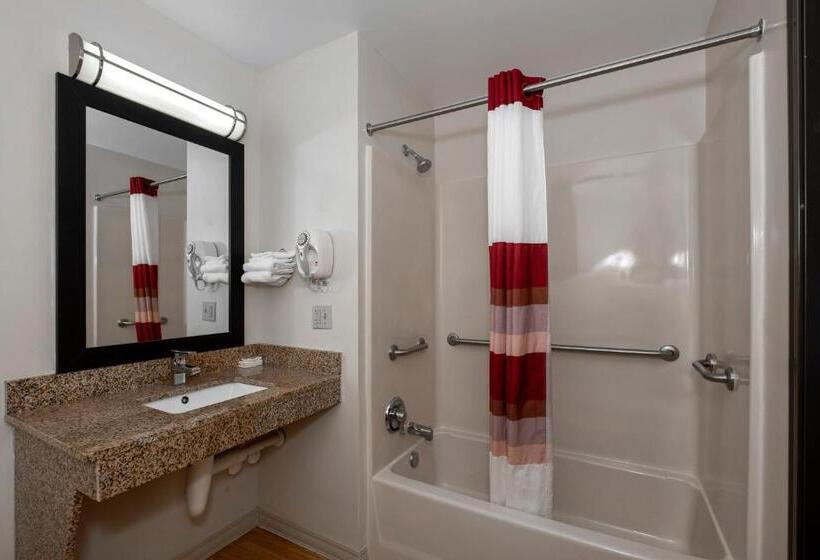 Номер Deluxe Адаптированный для Инвалидов, Red Roof Inn & Suites Dover Downtown