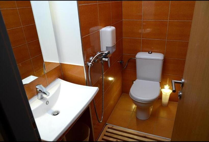 اتاق استاندارد سه نفره, Arkabarka Floating Hostel