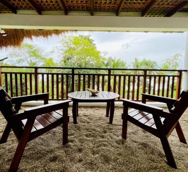 اتاق لوکس با تخت بزرگ, Amun Ini Beach Resort & Spa