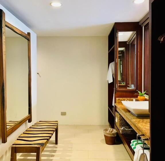 اتاق لوکس با تخت بزرگ, Amun Ini Beach Resort & Spa