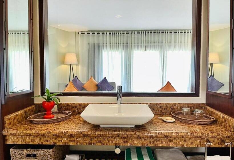 اتاق لوکس با چشم‌انداز دریا, Amun Ini Beach Resort & Spa