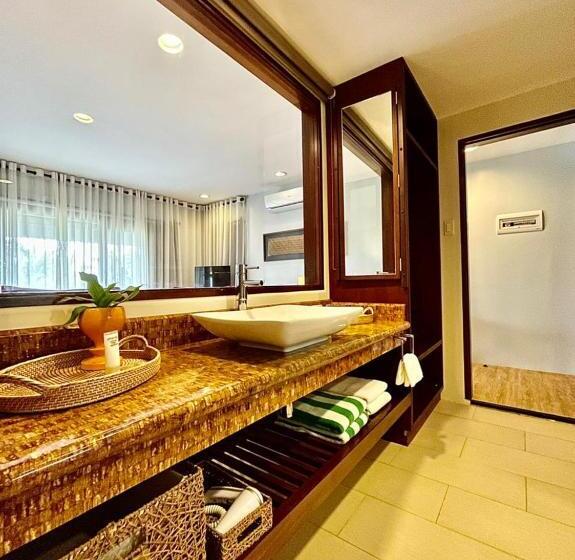 اتاق لوکس با چشم‌انداز دریا, Amun Ini Beach Resort & Spa