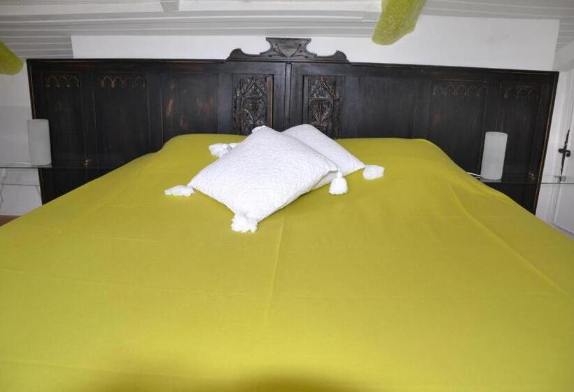 Номер Стандарт в Мансарде, Maison Saint Louis Avec Jacuzzi