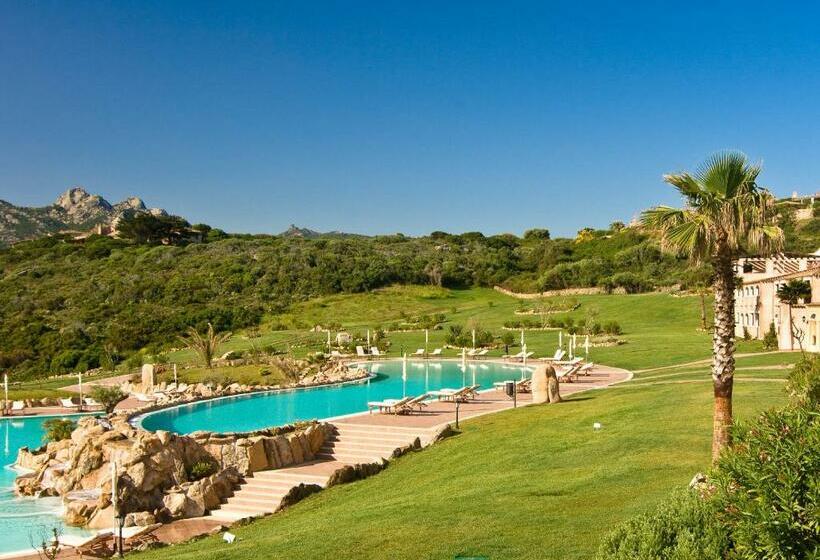 اتاق استاندارد سه تخته با چشم‌انداز باغ, Colonna Resort, A Colonna Luxury Beach Hotel, Porto Cervo