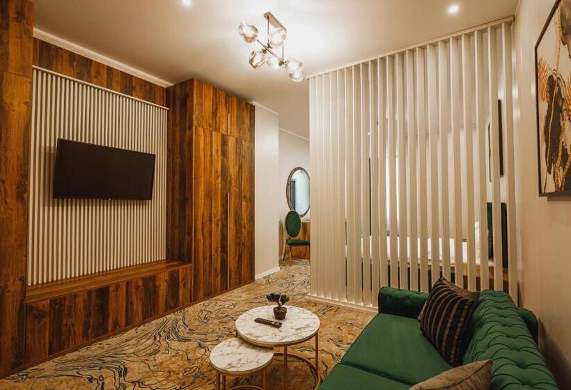 سوییت خانوادگی, Motel Andra