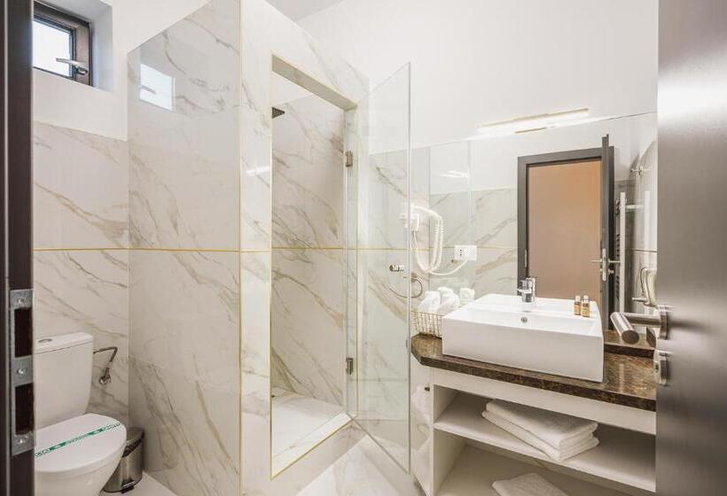 اتاق لوکس, Motel Andra