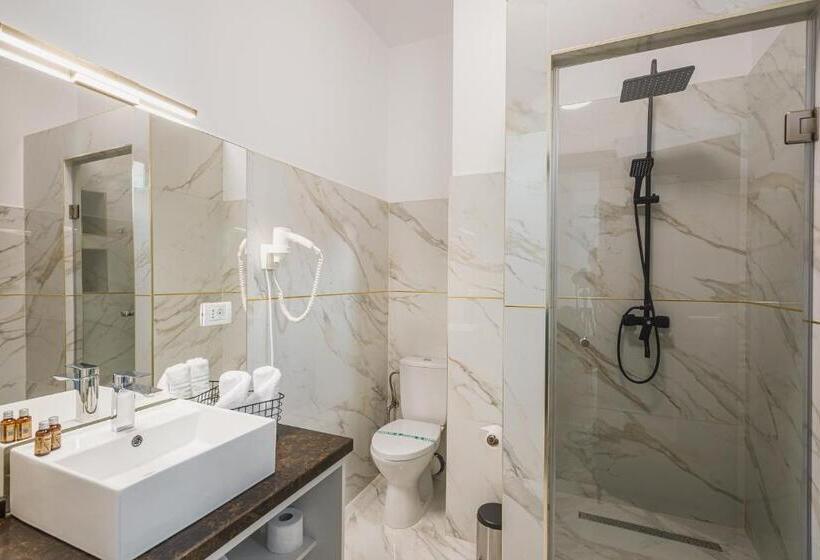 اتاق لوکس, Motel Andra