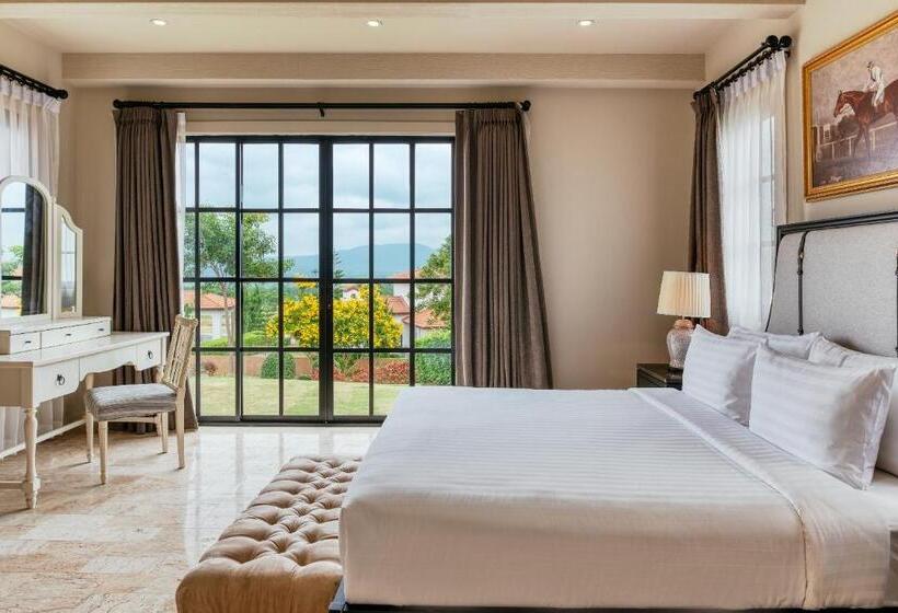 Вилла 3 Спальни с Бассейном, Mövenpick Resort Khao Yai