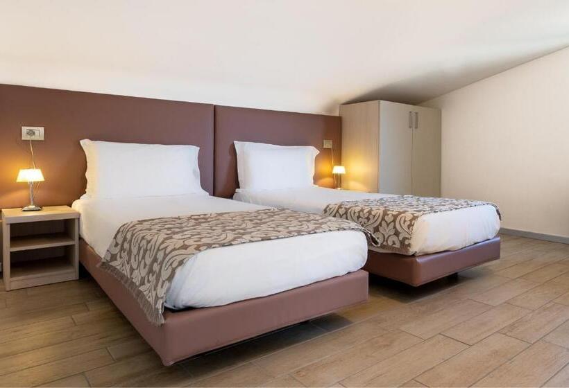Апартаменты 4 Спальни, Bellagio Village  4 Apartments By The Lake   Seasonal Warm Pool And Sauna