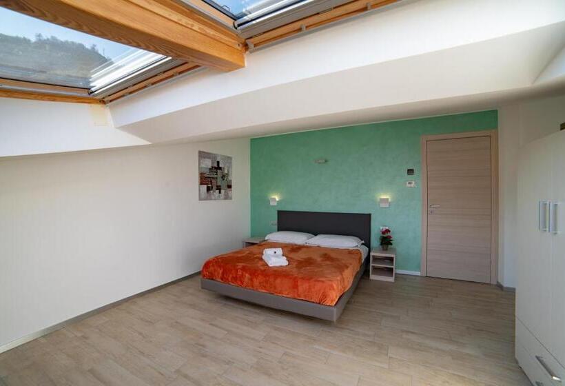 Апартаменты 4 Спальни, Bellagio Village  4 Apartments By The Lake   Seasonal Warm Pool And Sauna
