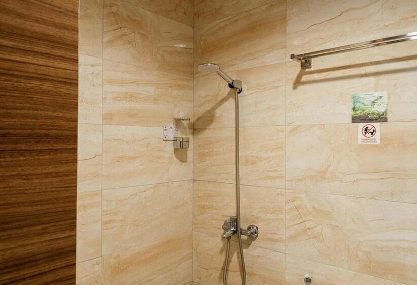 Номер Economy, Reddoorz Plus Near Lippo Mall Kemang 2