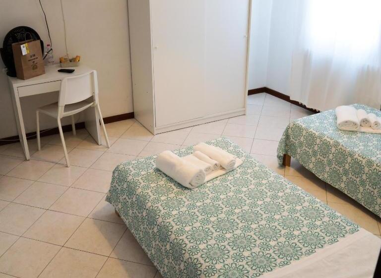 اتاق استاندارد با سرویس بهداشتی مشترک, Guest House Malaguzzi