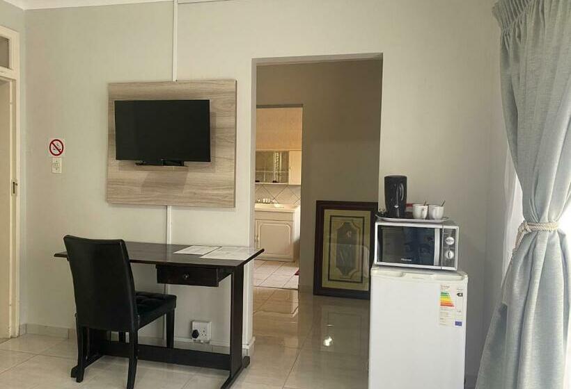 Номер Стандарт Вид на Бассейн, Ndzuti Guest House