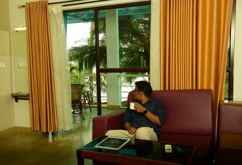 Suite with lake view, Lake N River Resort Munroe Island