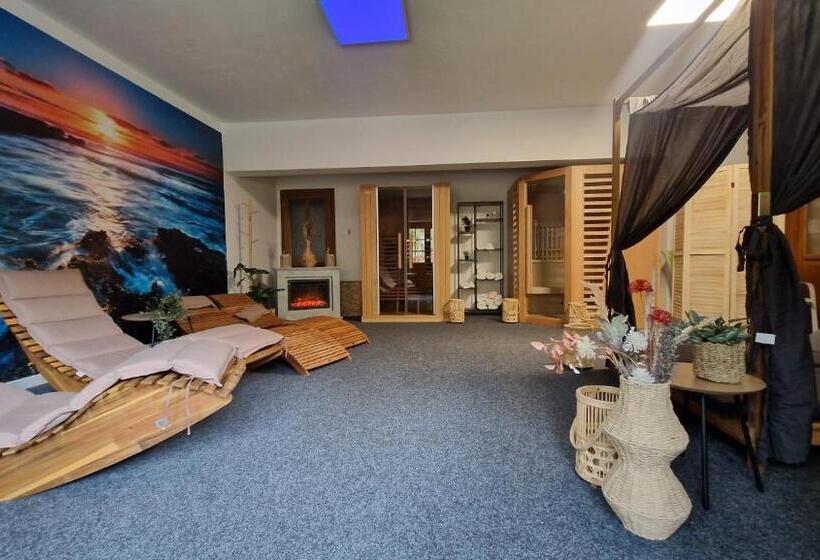 Трехместный Номер Стандарт с Балконом, Chaty A Apartmány Kúria Na Táľoch, Tále   Chopok Juh