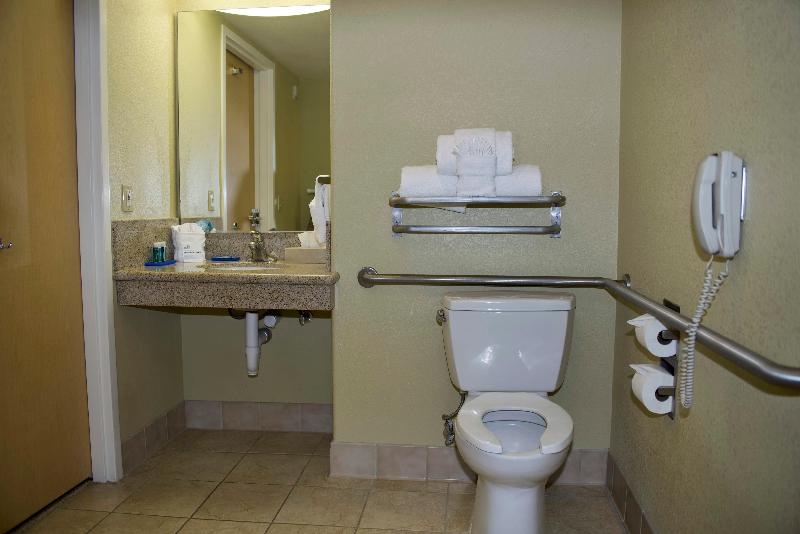 장애인을 위한 스위트, Holiday Inn Express Hotel & Suites Vacaville, An Ihg